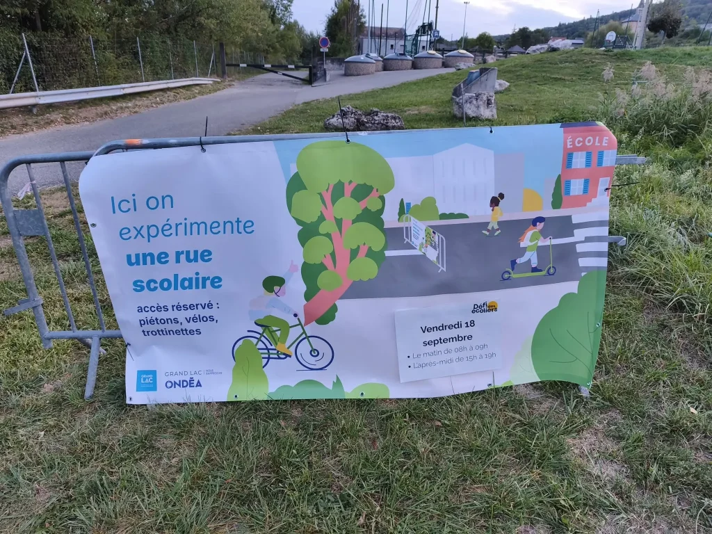 Banderole avec mention "Ici on expérimente une rue scolaire"