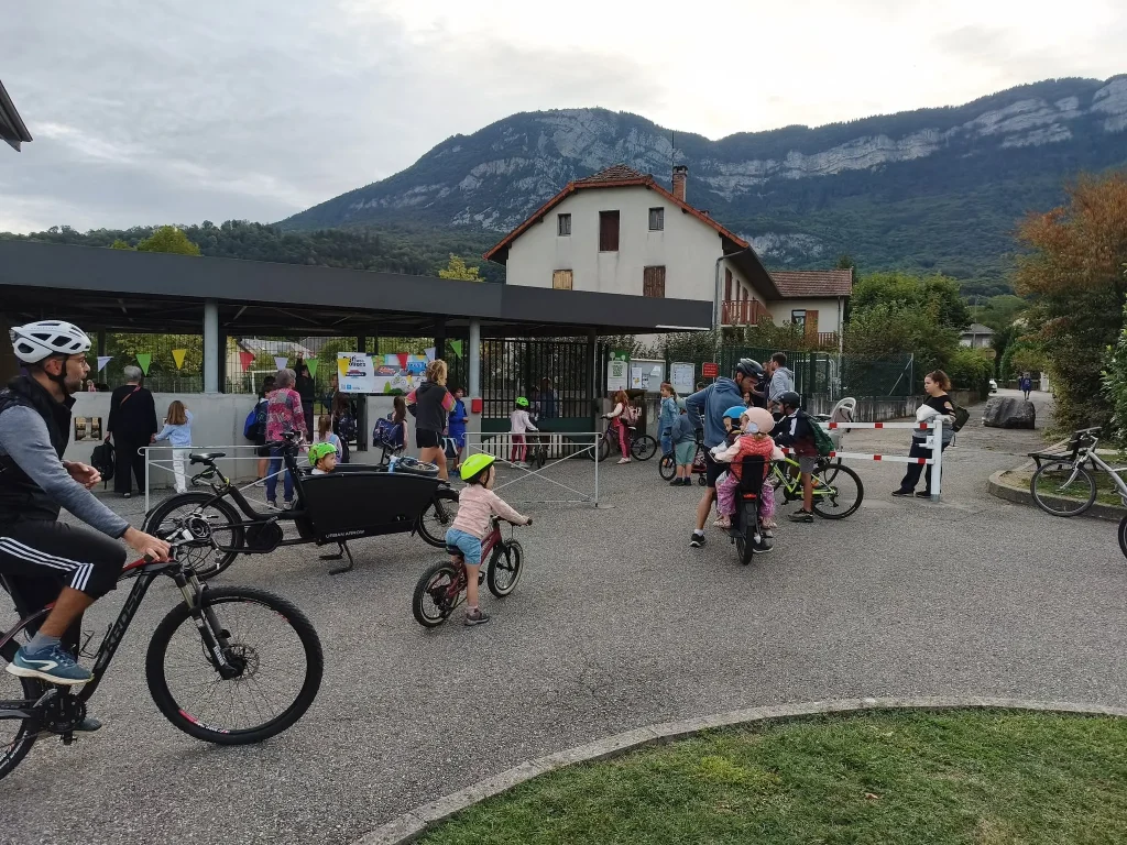 Enfants et parents en vélo