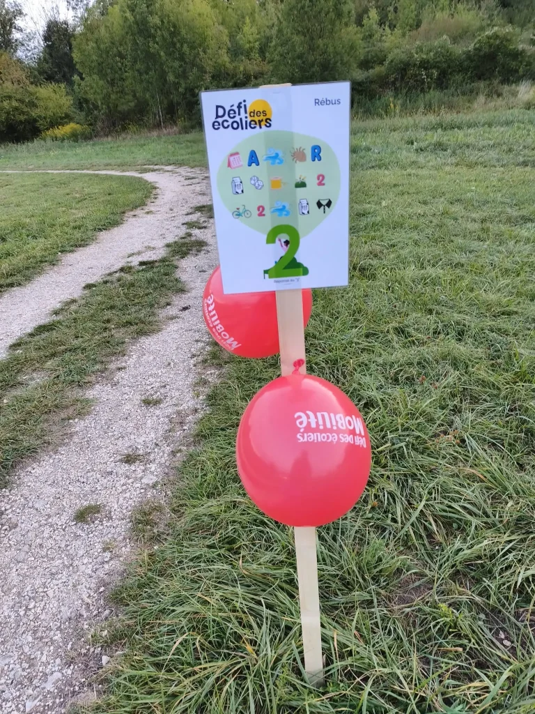 Panneau à l'entrée du chemin du défi des écoliers